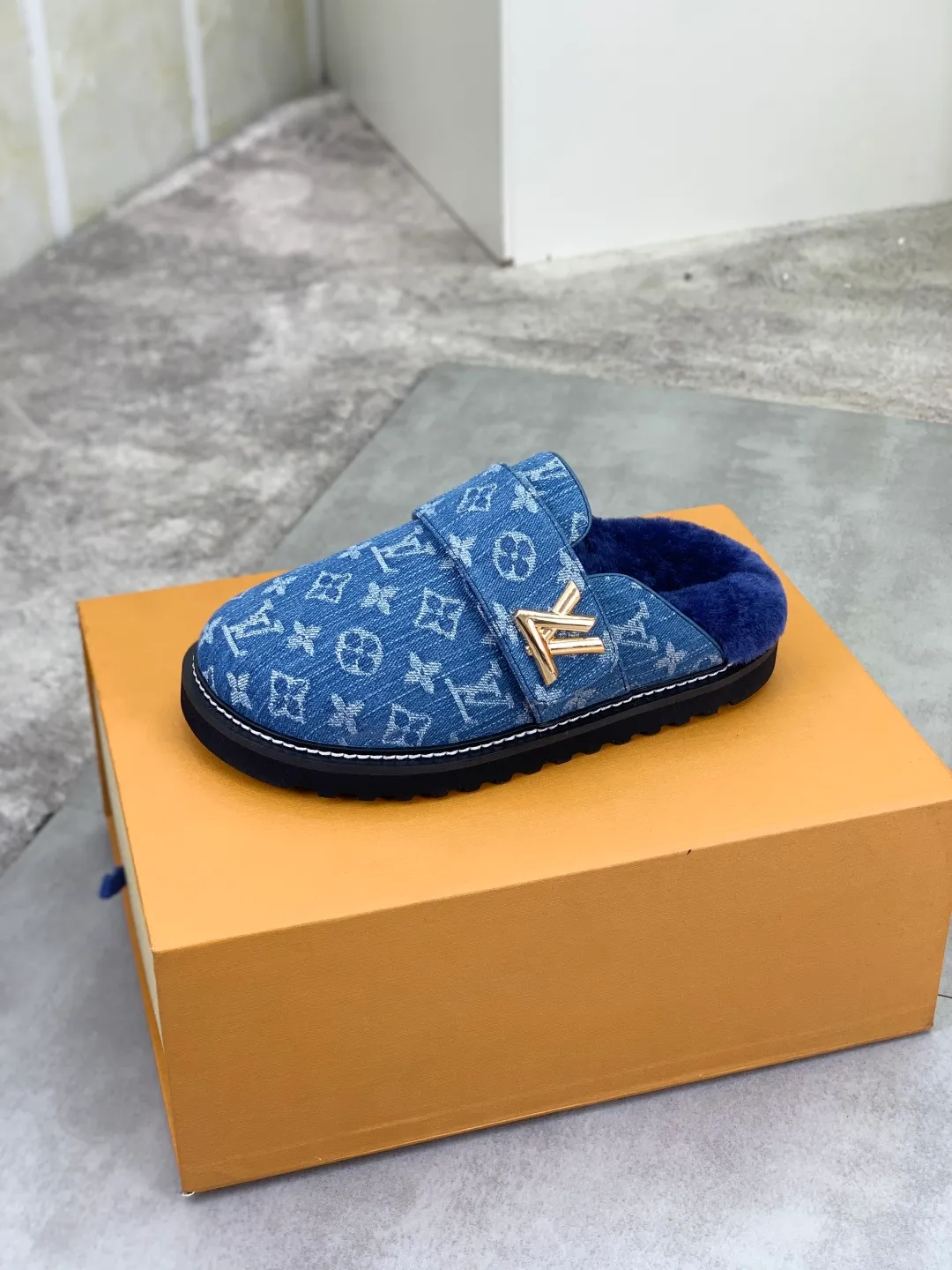 Men's Men's Shoes P480 New Couple Style LV Louis Vuitton L Family Donkey Brand Latest Easy Series Birkenstock Baotou Thick Sole Wool Slippers Sandals Original purchase, development and production This LV Easy sandal is made of suede cow leather, with Monogram pattern to highlight the trendy style. Adjustable straps with illuminated LV letters, flexible insoles and micro outsoles provide a light and comfortable experience. Exquisite packaging at the delivery counter 🛍📦 ▪️Fabric: Original custom imported first-layer cowhide ▪️Inner lining: Original customized warm wool lining ▪️Outsole: Original open-molded rubber foam material ▪️Sole thickness: 4CM ▪️Size: Men and women 35-45